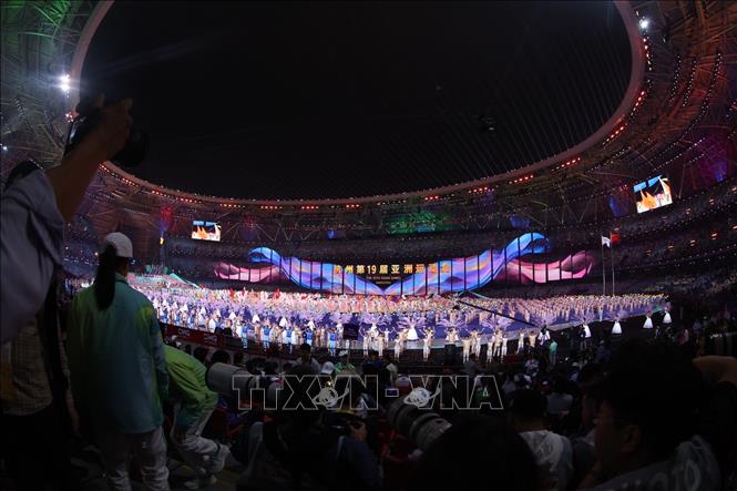 Sân vận động Olympic ở thành phố Hàng Châu trong đêm khai mạc ASIAD 19. Ảnh: Hoàng Linh – TTXVN