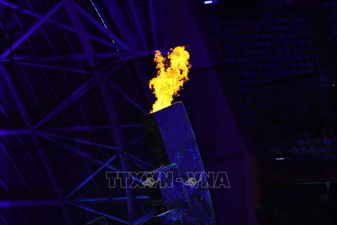 Ngọn đuốc Đại hội được thắp sáng trên sân vận động Olympic. Ảnh: Hoàng Linh – TTXVN