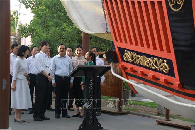 Japan's Crown Prince Akishino and Crown Princess Kiko visit a model of Shuinsen’ (Red-seal ship), a Japanese merchant ship that crossed the sea to Hoi An to trade in the first half of the 17th century. VNA Photo: Đoàn Hữu Trung 