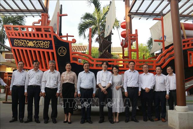 Japan's Crown Prince Akishino and Crown Princess Kiko visit a model of Shuinsen’ (Red-seal ship), a Japanese merchant ship that crossed the sea to Hoi An to trade in the first half of the 17th century. VNA Photo: Đoàn Hữu Trung 