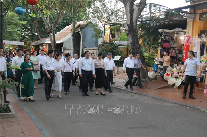 Japan's Crown Prince Akishino and Crown Princess Kiko stroll on Hoi An's streets. VNA Photo: Đoàn Hữu Trung 