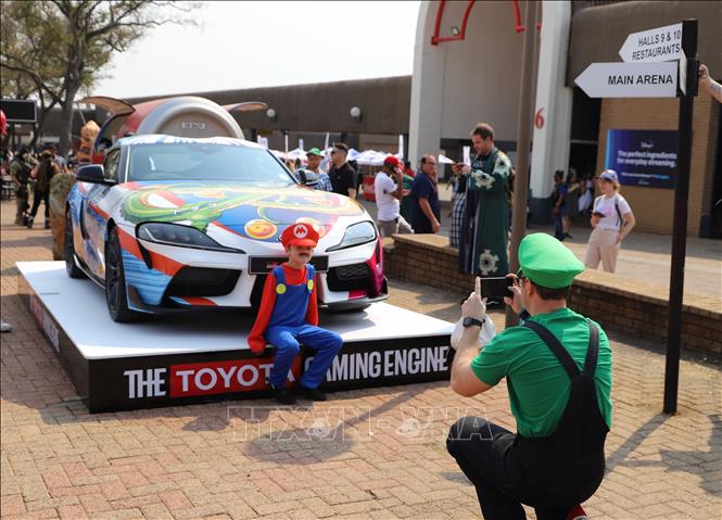 Hai bố con trong tạo hình nhân vật trò chơi Mario huyền thoại chụp ảnh kỷ niệm tại Comic Con Africa 2023. Ảnh: Hồng Minh - Pv TTXVN tại Nam Phi