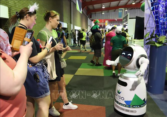 Khách tham quan vui chơi cùng robot tại Comic Con Africa 2023. Ảnh: Hồng Minh - Pv TTXVN tại Nam Phi