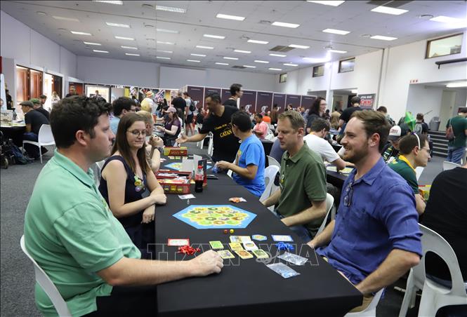 Khu vực trò chơi cờ bàn (board game) cũng thu hút được nhiều người tham gia, giao lưu, làm quen. Ảnh: Hồng Minh - Pv TTXVN tại Nam Phi