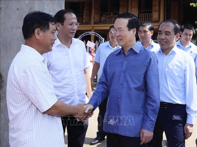 Chủ tịch nước Võ Văn Thưởng đến thăm gia đình ông Nguyễn Văn Bế, cháu nội ông Nguyễn Tiến Sự (gia đình có công với cách mạng) - nơi làm việc của Chủ tịch Hồ Chí Minh từ ngày 21/5 đến cuối tháng 5/1945, tại thôn Tân Lập, xã Tân Trào, huyện Sơn Dương, tỉnh Tuyên Quang. Ảnh: Thống Nhất – TTXVN
