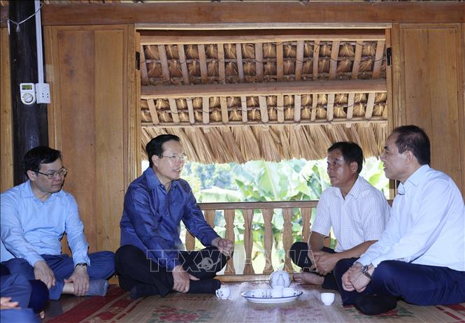 Chủ tịch nước Võ Văn Thưởng đến thăm gia đình ông Nguyễn Văn Bế, cháu nội ông Nguyễn Tiến Sự (gia đình có công với cách mạng) - nơi làm việc của Chủ tịch Hồ Chí Minh từ ngày 21/5 đến cuối tháng 5/1945, tại thôn Tân Lập, xã Tân Trào, huyện Sơn Dương, tỉnh Tuyên Quang. Ảnh: Thống Nhất – TTXVN
