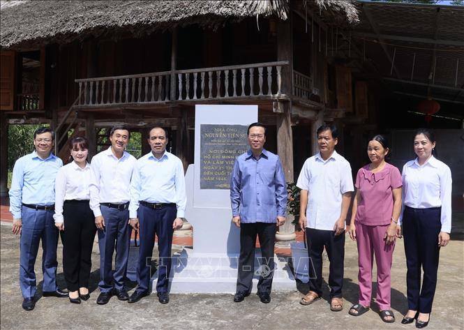 Chủ tịch nước Võ Văn Thưởng đến thăm gia đình ông Nguyễn Văn Bế, cháu nội ông Nguyễn Tiến Sự (gia đình có công với cách mạng) - nơi làm việc của Chủ tịch Hồ Chí Minh từ ngày 21/5 đến cuối tháng 5/1945, tại thôn Tân Lập, xã Tân Trào, huyện Sơn Dương, tỉnh Tuyên Quang. Ảnh: Thống Nhất – TTXVN
