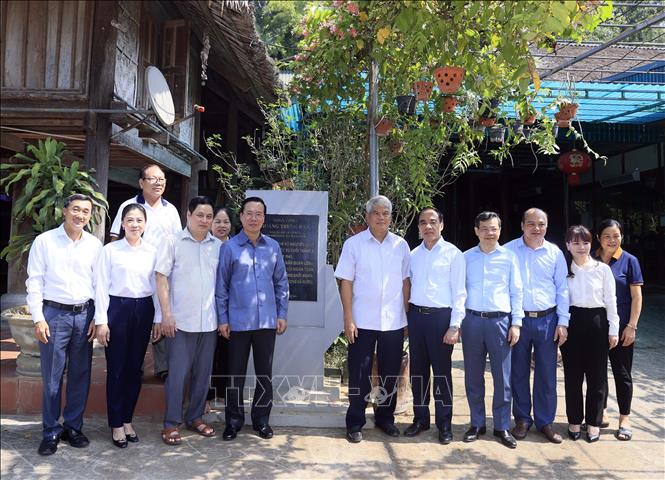 Chủ tịch nước Võ Văn Thưởng thăm gia đình ông Hoàng Văn Nhiên, cháu nội ông Hoàng Trung Dân tại thôn Tân Lập xã Tân Trào, huyện Sơn Dương, tỉnh Tuyên Quang (nơi Đại tướng Võ Nguyên Giáp đã ở và làm việc từ tháng 5 đến tháng 8/1945). Ảnh: Thống Nhất – TTXVN
