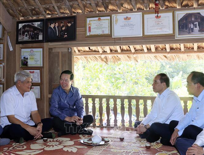 Chủ tịch nước Võ Văn Thưởng thăm gia đình ông Hoàng Văn Nhiên, cháu nội ông Hoàng Trung Dân tại thôn Tân Lập xã Tân Trào, huyện Sơn Dương, tỉnh Tuyên Quang (nơi Đại tướng Võ Nguyên Giáp đã ở và làm việc từ tháng 5 đến tháng 8/1945). Ảnh: Thống Nhất – TTXVN