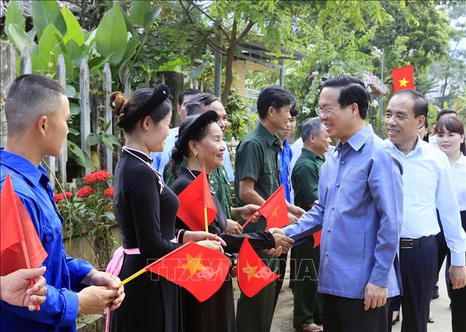 Chủ tịch nước Võ Văn Thưởng với nhân dân tại thôn Tân Lập xã Tân Trào, huyện Sơn Dương, tỉnh Tuyên Quang. Ảnh: Thống Nhất – TTXVN