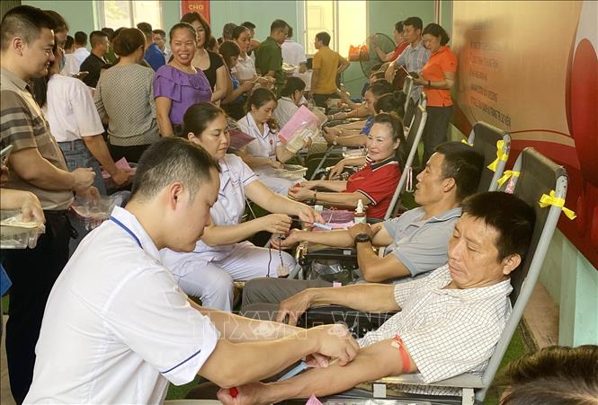   Các tình nguyện viên tham gia hiến máu tại Ngày hội hiến máu tình nguyện năm 2023 huyện Hữu Lũng. Ảnh: Anh Tuấn – TTXVN