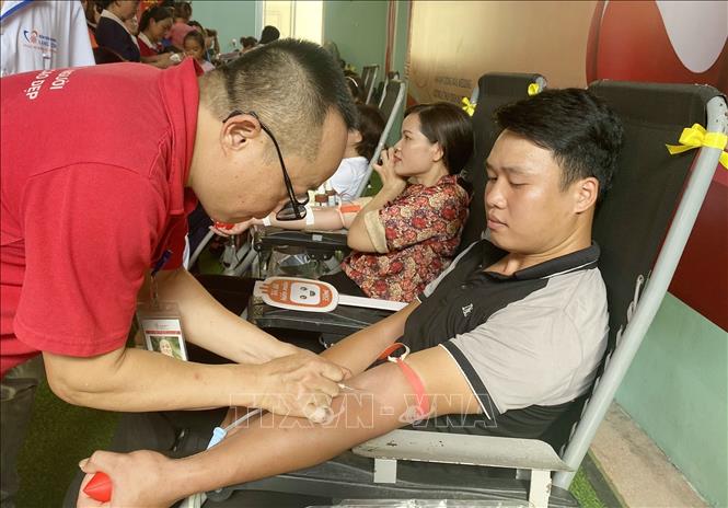  Các tình nguyện viên tham gia hiến máu tại Ngày hội hiến máu tình nguyện năm 2023 huyện Hữu Lũng. Ảnh: Anh Tuấn – TTXVN