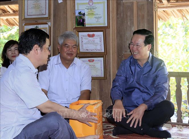 Chủ tịch nước Võ Văn Thưởng thăm gia đình ông Hoàng Văn Nhiên, cháu nội ông Hoàng Trung Dân tại thôn Tân Lập xã Tân Trào, huyện Sơn Dương, tỉnh Tuyên Quang (nơi Đại tướng Võ Nguyên Giáp đã ở và làm việc từ tháng 5 đến tháng 8/1945). Ảnh: Thống Nhất – TTXVN