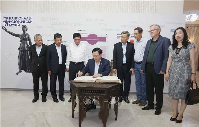 Chủ tịch Quốc hội Vương Đình Huệ ghi sổ lưu niệm tại Bảo tàng Lịch sử Quốc gia Bulgaria. Ảnh: Doãn Tấn – TTXVN