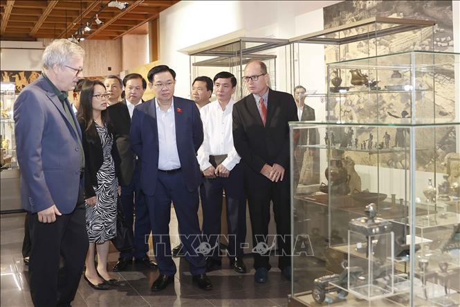 Chủ tịch Quốc hội Vương Đình Huệ và Đoàn đại biểu cấp cao Việt Nam thăm Bảo tàng Lịch sử Quốc gia Bulgaria. Ảnh: Doãn Tấn – TTXVN