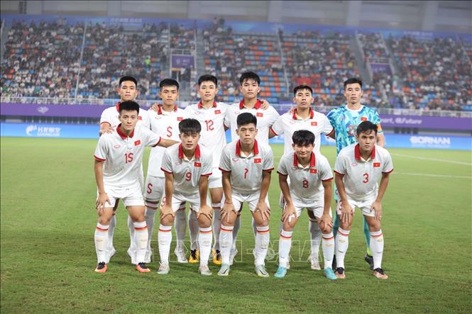 Đội hình ra quân của tuyển Olympic Việt Nam. Ảnh: Hoàng Linh - TTXVN