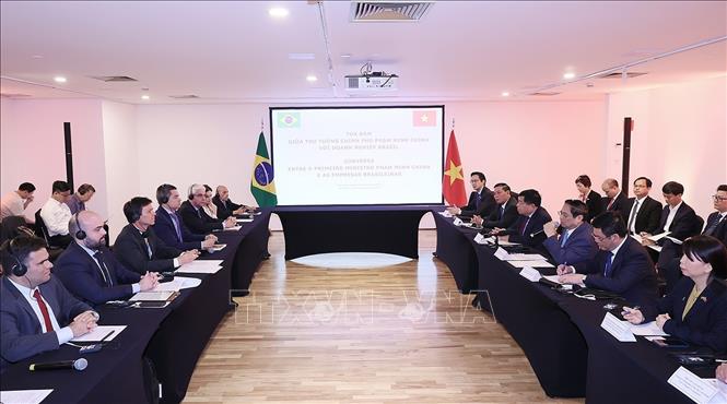 Thủ tướng Phạm Minh Chính toạ đàm với các doanh nghiệp Brazil. Ảnh: Dương Giang-TTXVN
