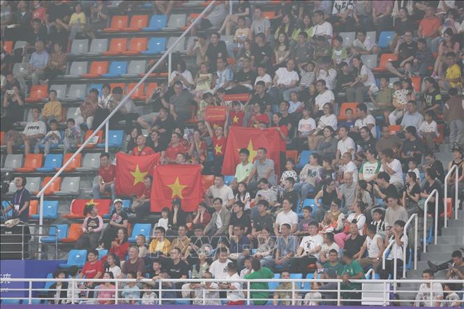 Cổ động viên Việt Nam đến cổ vũ cho đội tuyển Olympic. Ảnh: Hoàng Linh - TTXVN