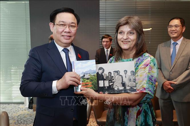 Thành viện Hội hữu nghị Bulgaria - Việt Nam tặng sách Chủ tịch Quốc hội Vương Đình Huệ. Ảnh: Doãn Tấn - TTXVN