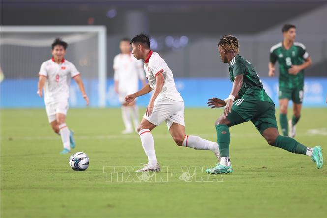 Pha triển khai tấn công của Olympic Việt Nam. Ảnh: Hoàng Linh - TTXVN