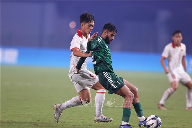 Hiệp 1 kết thúc. Olympic Saudi Arabia đang dẫn trước 1-0. Cầu thủ 2 đội thi đấu tại hiệp 2. Ảnh: Hoàng Linh - TTXVN