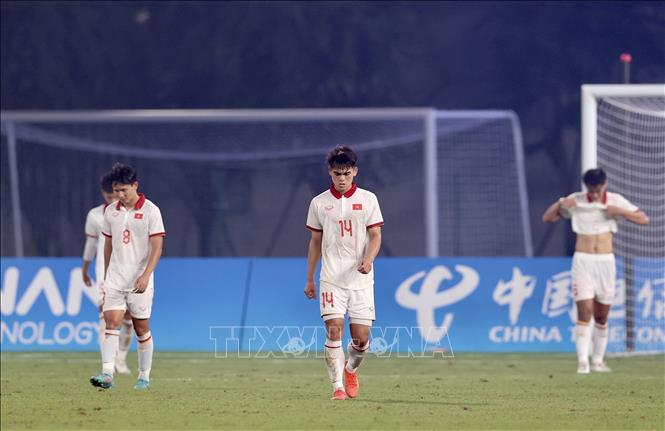 Các cầu thủ Olympic Việt Nam buồn bã vì thất bại. Ảnh: Hoàng Linh-TTXVN