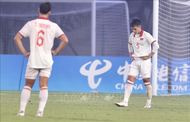 Các cầu thủ Olympic Việt Nam buồn bã vì thất bại. Ảnh: Hoàng Linh-TTXVN
