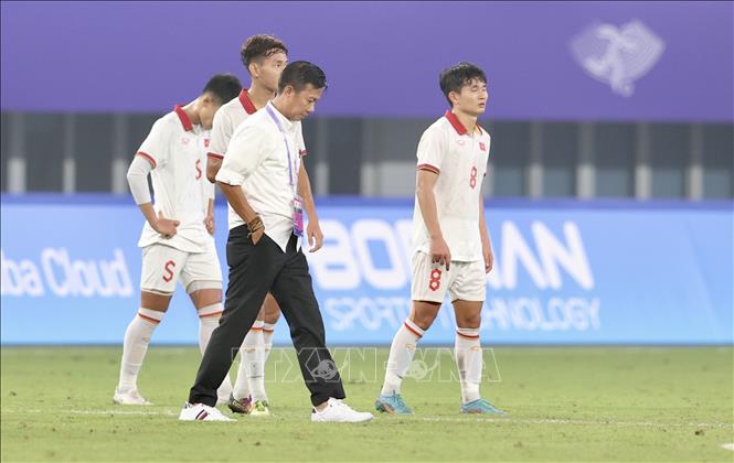 HLV Hoàng Anh Tuấn và các cầu thủ Olympic Việt Nam buồn bã vì thất bại. Ảnh: Hoàng Linh-TTXVN