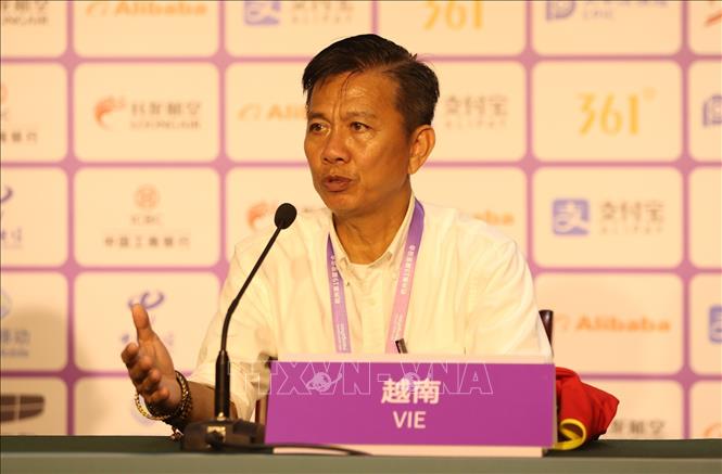 HLV Hoàng Anh Tuấn phát biểu tại buổi họp báo. Ảnh: Hoàng Linh-TTXVN