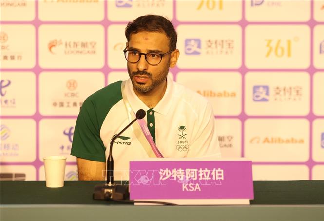 HLV Al Sherri Saad Ali của Olympic Saudi Arabia cho biết các học trò của mình đã học hỏi được rất nhiều từ trận đấu với Olympic Việt Nam. Ảnh: Hoàng Linh-TTXVN
