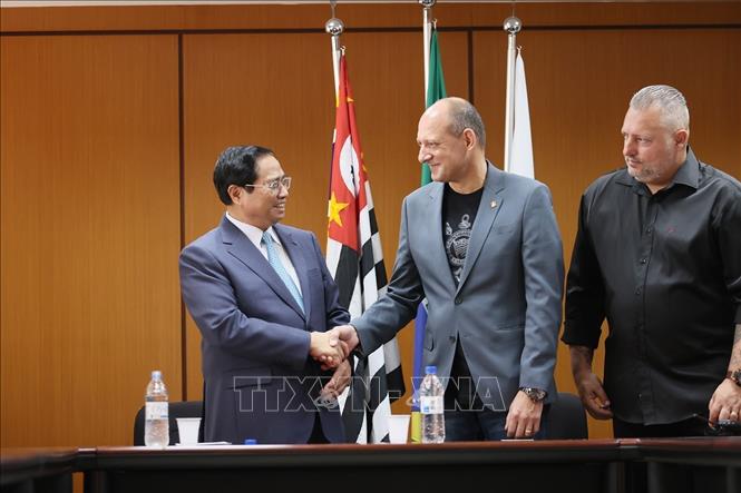 Ông Luiz Wagner Alcantara, Phó Chủ tịch CLB Corinthians Paulista đón tiếp Thủ tướng Phạm Minh Chính. Ảnh: Dương Giang-TTXVN