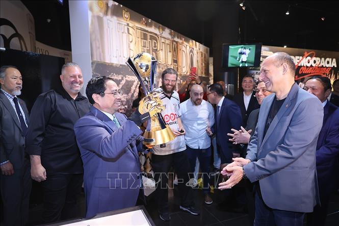 Thủ tướng Phạm Minh Chính thăm phòng trưng bày của CLB bóng đá Corinthians Paulista. Ảnh: Dương Giang-TTXVN
