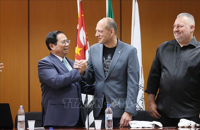 Ông Luiz Wagner Alcantara, Phó Chủ tịch CLB Corinthians Paulista đón tiếp Thủ tướng Phạm Minh Chính. Ảnh: Dương Giang-TTXVN