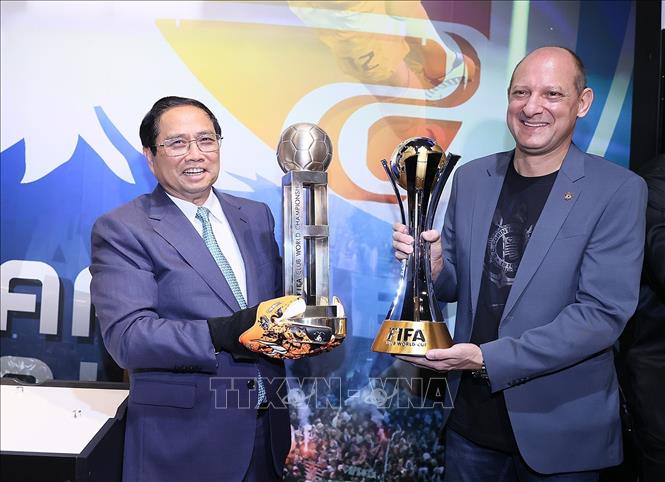 Thủ tướng Phạm Minh Chính thăm phòng trưng bày của CLB bóng đá Corinthians Paulista. Ảnh: Dương Giang-TTXVN
