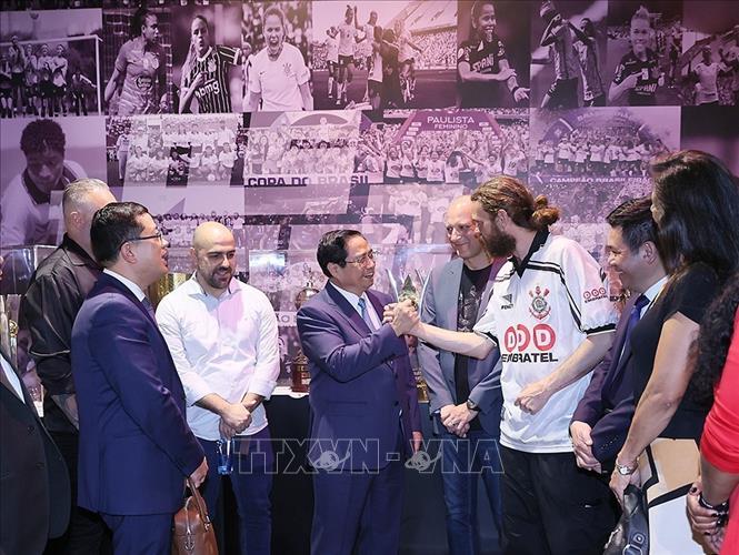 Thủ tướng Phạm Minh Chính thăm phòng trưng bày của CLB bóng đá Corinthians Paulista. Ảnh: Dương Giang-TTXVN
