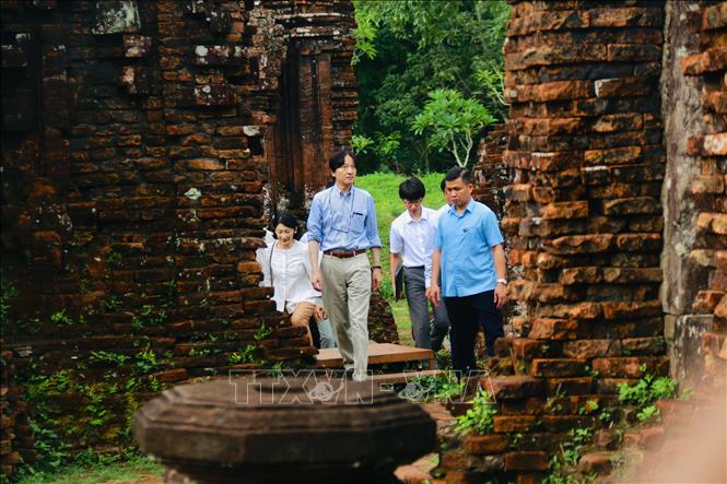 Japanese Crown Prince Fumihito Akishino and Crown Princess Kiko visits My Son Sanctuary. VNA Photo: Đoàn Hữu Trung