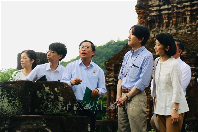 Japanese Crown Prince Fumihito Akishino and Crown Princess Kiko visit My Son Sanctuary. VNA Photo: Đoàn Hữu Trung