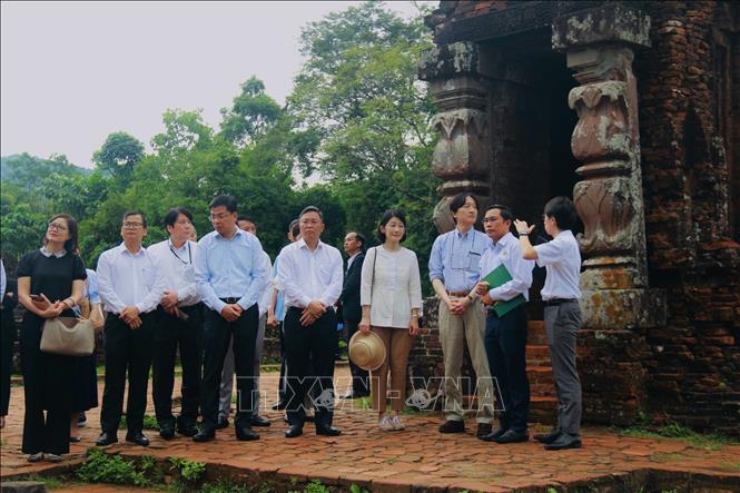 Japanese Crown Prince Fumihito Akishino and Crown Princess Kiko visit My Son Sanctuary. VNA Photo: Đoàn Hữu Trung