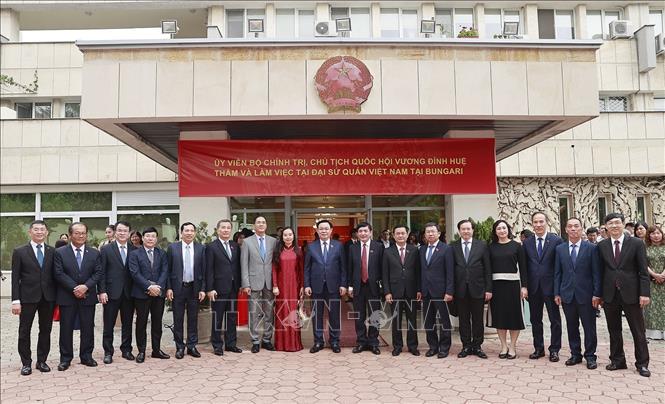 Chủ tịch Quốc hội Vương Đình Huệ và đại biểu chụp ảnh chung với các Đại sứ Việt Nam tại Bulgaria, Séc, Romania, Slovakia, Hy Lạp và Thổ Nhĩ Kỳ. Ảnh: Doãn Tấn – TTXVN