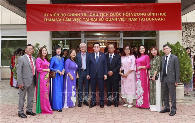 Chủ tịch Quốc hội Vương Đình Huệ với đại biểu. Ảnh: Doãn Tấn – TTXVN