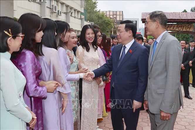 Chủ tịch Quốc hội Vương Đình Huệ với đại biểu. Ảnh: Doãn Tấn – TTXVN