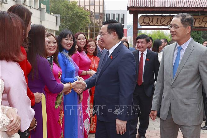 Chủ tịch Quốc hội Vương Đình Huệ với đại biểu. Ảnh: Doãn Tấn – TTXVN
