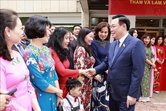 Chủ tịch Quốc hội Vương Đình Huệ với đại biểu. Ảnh: Doãn Tấn – TTXVN