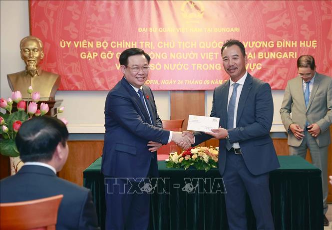 Chủ tịch Quốc hội Vương Đình Huệ trao tiền ủng hộ Quỹ học bổng cho đại diện cộng đồng người Việt Nam tại Bulgaria và một số nước trong khu vực. Ảnh: Doãn Tấn – TTXVN