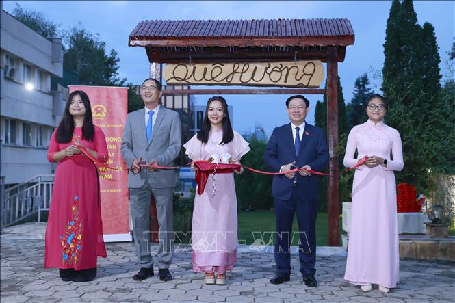 Chủ tịch Quốc hội Vương Đình Huệ cắt băng khai trương chợ quê hương tại trụ sở Đại sứ quán Việt Nam tại  Bulgaria và trao quà Trung thu cho các cháu học sinh. Ảnh: Doãn Tấn – TTXVN