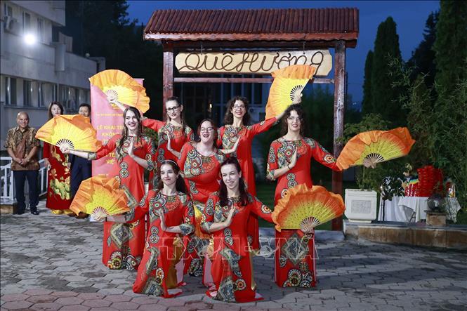 Tiết mục văn nghệ tại chương trình Trung thu. Ảnh: Doãn Tấn – TTXVN
