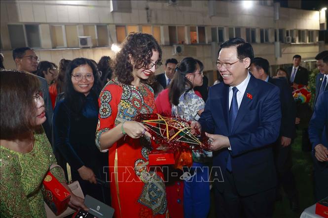 Chủ tịch Quốc hội Vương Đình Huệ trao quà Trung thu cho các cháu học sinh. Ảnh: Doãn Tấn – TTXVN