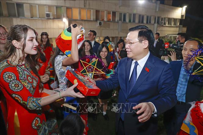 Chủ tịch Quốc hội Vương Đình Huệ trao quà Trung thu cho các cháu học sinh. Ảnh: Doãn Tấn – TTXVN