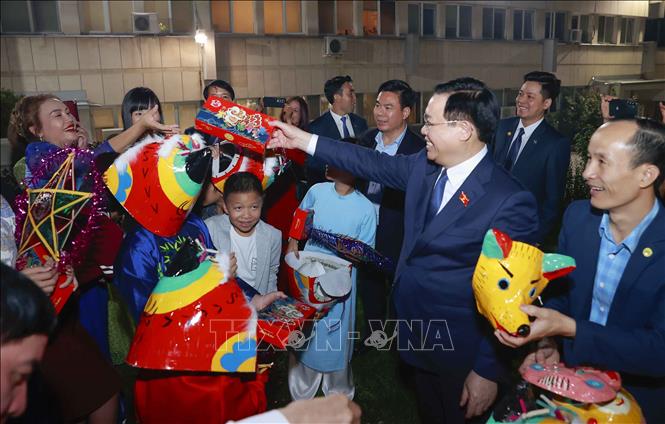 Chủ tịch Quốc hội Vương Đình Huệ trao tặng quà Trung thu. Ảnh: Doãn Tấn – TTXVN