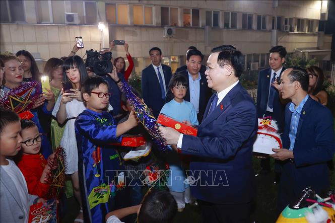 Chủ tịch Quốc hội Vương Đình Huệ trao quà Trung thu cho các cháu học sinh. Ảnh: Doãn Tấn – TTXVN